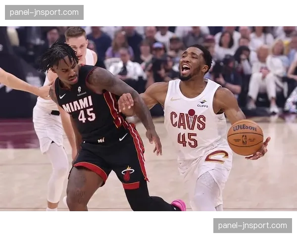 半场战报:热火采用3-2区域联防成功限制骑士外线,领先12分 半场战报:热火采用3-2区域联防成功限制骑士外线,领先12分