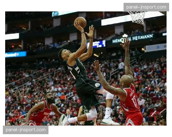 实时报道：比赛节奏极快，上半场两队合计完成高达37次攻防转换